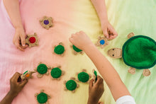 Afbeelding in Gallery-weergave laden, Mahila Market gehaakte knuffel