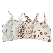 Afbeelding in Gallery-weergave laden, Newborn mutsje stipjes