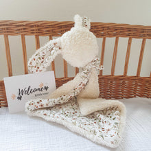 Afbeelding in Gallery-weergave laden, Mahila Market Bunny knuffeldoek met rugtas