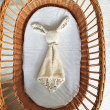 Afbeelding in Gallery-weergave laden, Mahila Market Bunny knuffeldoek met rugtas