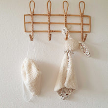 Afbeelding in Gallery-weergave laden, Mahila Market Bunny knuffeldoek met rugtas