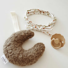Afbeelding in Gallery-weergave laden, Maan speendoekje boucle (Beige/Olive)