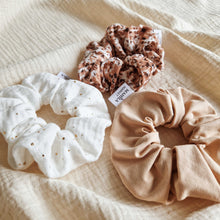 Afbeelding in Gallery-weergave laden, Mahila Market scrunchies