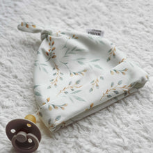 Afbeelding in Gallery-weergave laden, Newborn mutsje Zeegroen wilgentak