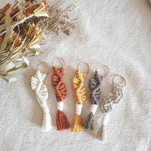 Afbeelding in Gallery-weergave laden, Mahila Market macrame sleutelhanger