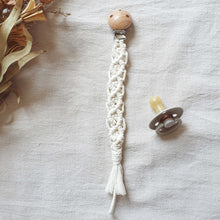 Afbeelding in Gallery-weergave laden, Mahila Market gevlochten speenkoord