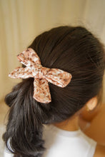 Afbeelding in Gallery-weergave laden, Mahila Market vlinderstrik vintage flower
