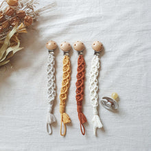 Afbeelding in Gallery-weergave laden, Mahila Market gevlochten speenkoord