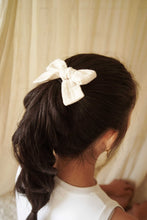 Afbeelding in Gallery-weergave laden, Oversized vlinder haarstrik Neutral